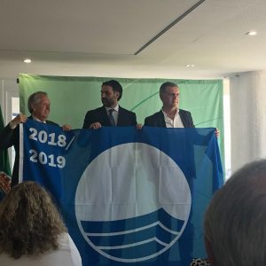 El delegado de Playas recibe las Banderas Azules que ondearán en el litoral de Chipiona