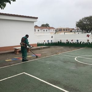 Labores de mantenimiento y conservación en los centros escolares de de Chipiona de titularidad municipal