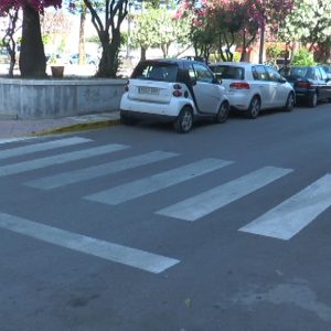 Servicios Municipales concluye la puesta a punto de pintura de los pasos de peatones de cara al verano