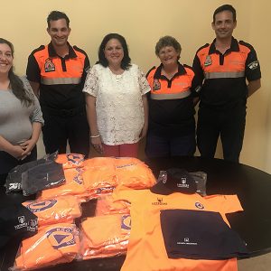 Los voluntarios de Protección Civil que prestarán sus servicios en las playas reciben la nueva indumentaria de verano