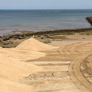 Demarcación de Costas comienza con la adecuación de la arena en la playa de La Cruz del Mar