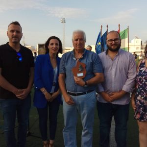 El Chipiona y la Escuela de fútbol clausuran la temporada en un acto en el que el gobierno municipal reconoce la labor de Julio Vidal