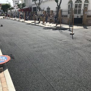 El asfaltado acerca el final de la segunda fase de la rehabilitación de la calle Víctor Pradera