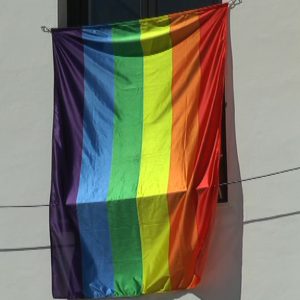 Dos banderas arcoiris mostrarán desde mañana el compromiso de Chipiona con el movimiento LGTBI
