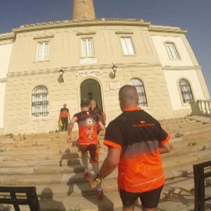 Ayuntamiento y Correplayas organizan con el apoyo de la Autoridad Portuaria una subida vertical al faro de Chipiona