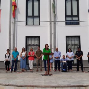 La bandera arcoiris y una declaración institucional muestran el compromiso de Chipiona con el movimiento LGTBI