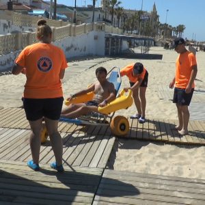 Comienzan los baños a personas con discapacidad o movilidad reducida en la playas de Chipiona