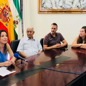 Isabel Jurado recibe a las niñas saharauis que este año pasan el verano con familias de Chipiona gracias al programa Vacaciones en Paz