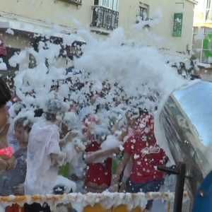 Una gran fiesta infantil en la zona peatonal de la calle Víctor Pradera dio ayer la bienvenida al verano