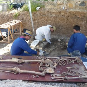 El equipo científico que exhuma las fosas de Benamahoma ya ha recuperado los restos de 23 personas