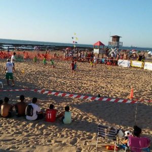 Mas de cien jugadores de todas las edades ha tomado parte en el primero de los dos torneos del Circuito de fútbol playa 3X3