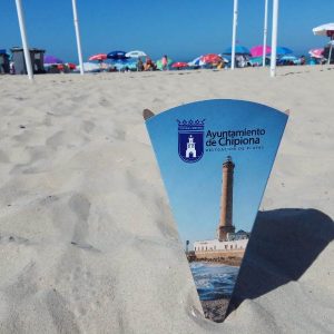 El Ayuntamiento distribuye entre los usuarios de las playas ceniceros de cartón de gran capacidad en su campaña de educación ambiental