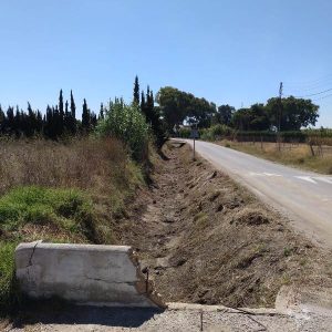 El Ayuntamiento de Chipiona limpia arroyos y cunetas para preparar la zona rural de cara a las lluvias de otoño