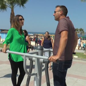 Instalados aparatos de gimnasia al aire libre en el Paseo de la Cruz del Mar para promover la vida saludable