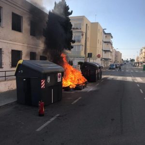 Isabel Jurado felicita a la Guardia Civil de Chipiona por la detención de una persona cuando incendiaba un contenedor de basura