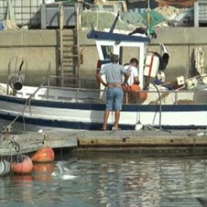 La flota chipionera se suma a la limpieza de la basura marina