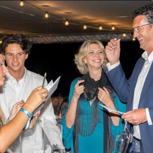 Marina Bernal y Raul Pérez presentaron con éxito La cena solidaria ‘Atlántica’ en Costa Ballena