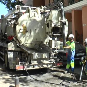 FCC Aqualia informa al gobierno municipal sobre el plan de limpieza de imbornales para preparar las redes ante las lluvias de otoño