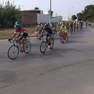 Doce triatletas locales participaron en el Desafío Doñana y casi ochenta velaron por la seguridad de su paso por la localidad en el segmento ciclista