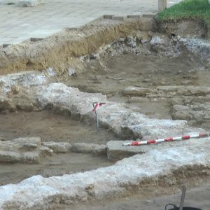 La primera semana de excavaciones en el Humilladero deja al descubierto una estructura cuadrangular del S. XVIII
