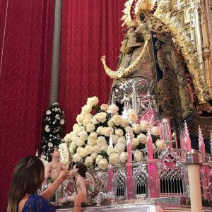 Casi sesenta asociaciones y colectivos de Chipiona participaron el pasado sábado en la tradicional ofrenda floral a la Virgen de Regla