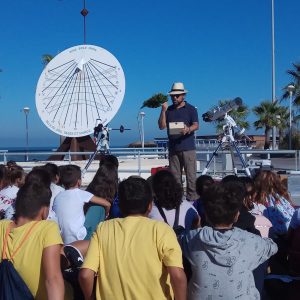 Escolares de Chipiona participan en una actividad de observación solar con el Aula del Cielo