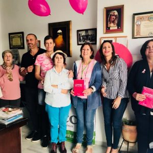 La AECC y el Ayuntamiento conmemoran el día contra el cáncer de mama con lazos rosas, pintada de manos y la iluminación rosa de tres monumentos