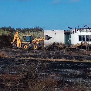 Realizadas labores de aseguramiento y limpieza en un Centro El Camaleón en el que se ha salvado la zona más alejada de la playa