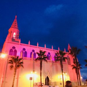 Tres monumentos emblemáticos de la localidad se tiñen de rosa desde hoy y durante el fin de semana para conmemorar el día contra el cáncer de mama.