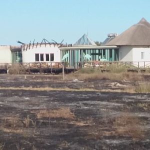 El incendio en el cordón dunar arrasa 5000 m2 y el Centro de interpretación de la naturaleza y el litoral ‘El Camaleón’