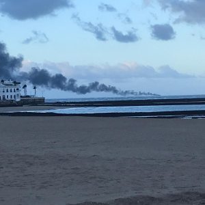 Rescatados los cuatro tripulantes de una embarcación incendiada frente a la costa chipionera