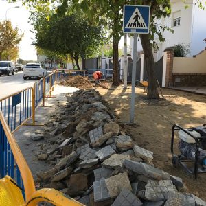 El Ayuntamiento acomete la rehabilitación del acerado de un tramo de la carretera de Rota dentro del PROFEA 2018-Garantía de Renta