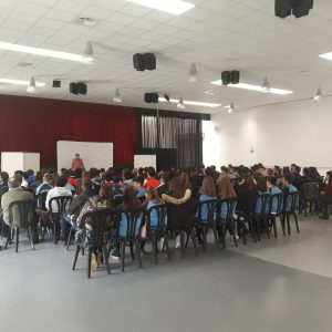 Alumnos de Secundaria y Bachillerato de Chipiona se acercan al machismo que se vive en la vida cotidiana con la obra de teatro ‘Cuando tú me quieras’