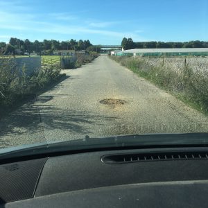 Vecinos hartos que las administraciones ignoren la caótica situación del Camino del Olivar.