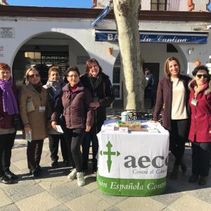 La Asociación contra el cáncer da a conocer en una mesa informativa la propuesta de apoyo a las familias con la enfermedad