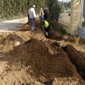 El Ayuntamiento de Chipiona realiza obras en el camino de Los Rizos para eliminar puntos de encharcamiento