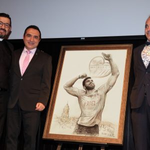 El pintor Antonio Montiel homenajea a Pablo Ráez para los premios «SiempreFuerte» de la Fundación Málaga C.F.