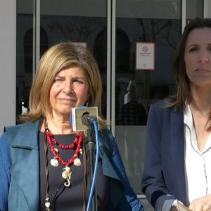 La responsable de Salud de la Junta en Cádiz, Isabel Paredes, concreta un plan de trabajo para mejorar la atención sanitaria en Chipiona