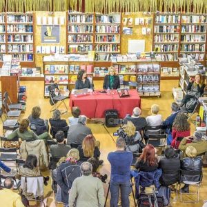 Marina Bernal llenó la librería Verbo con sus Anónimos Infinitos