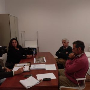 Alicia Valdés recaba la ayuda del experto ingeniero José García Serrano para buscar nuevas soluciones al problema del acuífero