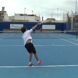 Tres jóvenes deportistas locales obtienen la titulación de instructor animador de tenis