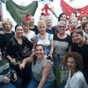 Los usuarios del centro de mayores de Chipiona celebran la fiesta de la cruz de mayo con concurso de bailes por sevillanas y una convivencia