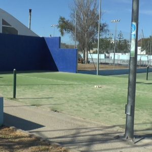 El Ayuntamiento lleva a cabo la sustitución de la malla metálica de las pistas de pádel del Complejo Polideportivo Municipal