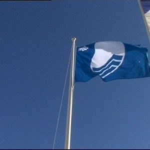 Cinco Banderas Azules ondearán este año en cuatro playas chipioneras y el puerto deportivo de la localidad