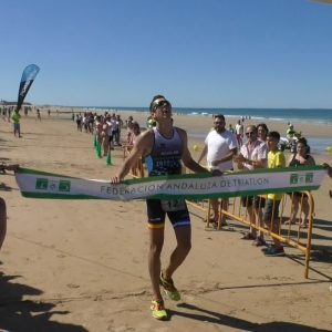 Manuel Aguilar y María Salmerón se imponen en el Triatlón Cros Playas de Chipiona disputado ayer domingo