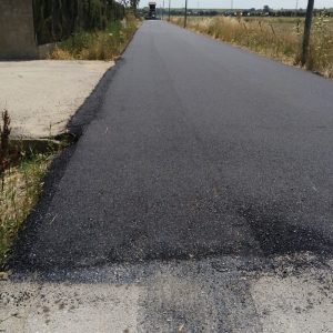 El Ayuntamiento de Chipiona reasfalta un tramo de 700 metros lineales del camino del Alcornocal