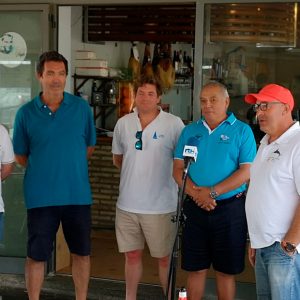 Eduardo Bueno homenajeado en el Campeonato de Andalucía de Patín a vela 2019 en el que se impuso Ramón Calero