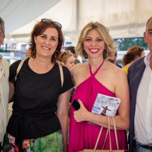 Gran exito de público y de ventas en la presentación del libro de Marina Bernal Anónimos Infinitos en la Feria del Libro de Sevilla