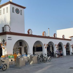 El Ayuntamiento incrementa el control del uso de los contenedores y la carga y  descarga por los comerciantes de Mercado de Abastos