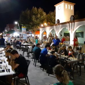 El deporte del ajedrez salió a la calle como cada verano en Chipiona para mostrarse al gran público
